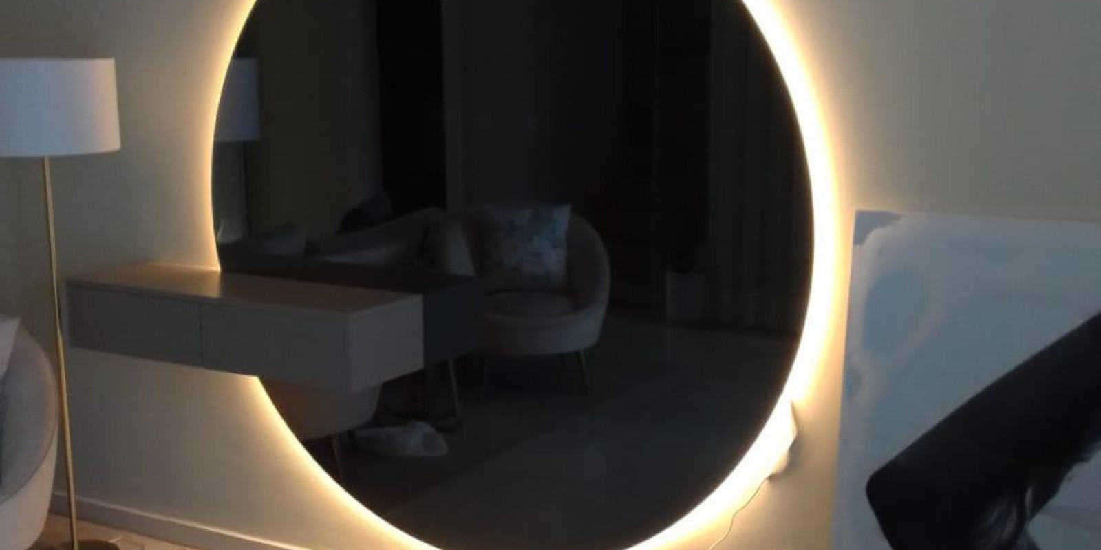 Aparador com espelho 